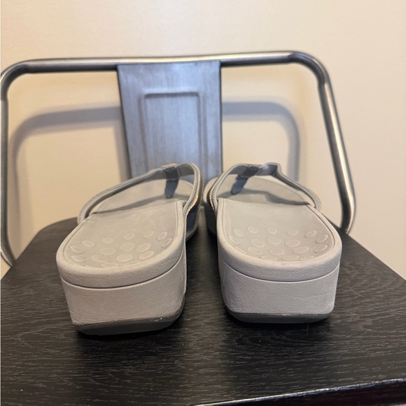 Vionic High Tide Silver Thong Wedge Sandals Women’s 9 Orthotic - Picture 2 of 13